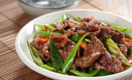 牛肉买哪个部位炒起来比较嫩