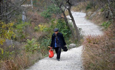 2022清明上坟烧纸画圈是逆时针还是顺时针