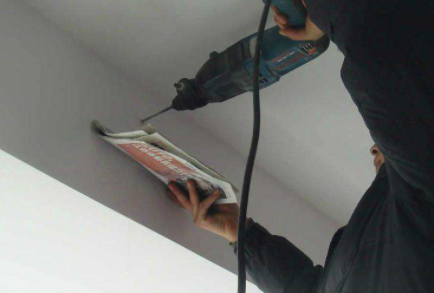 墙壁怎么手动打孔