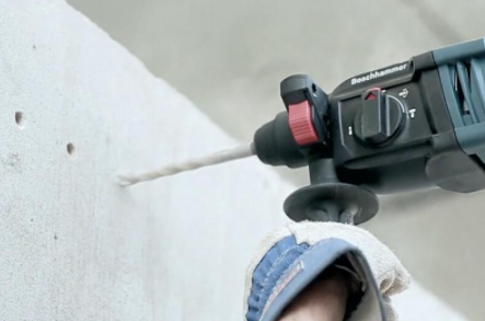 墙壁怎么手动打孔