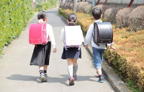 家人黄码小孩能去学校吗