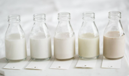 孩子喝高钙牛奶好还是纯牛奶好