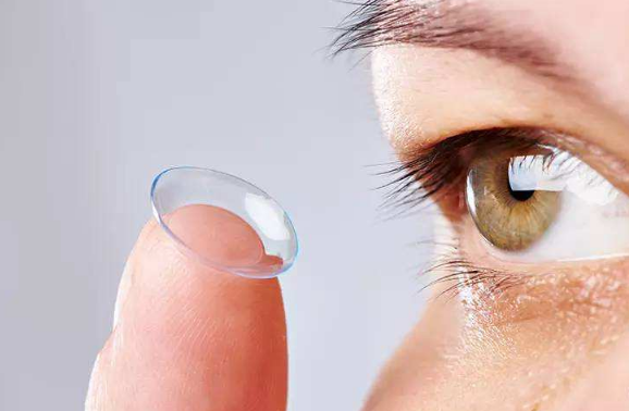 ok镜紫色的是哪只眼睛