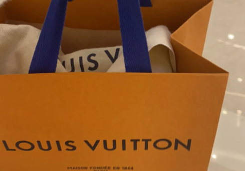 lv专柜买包要留电话吗