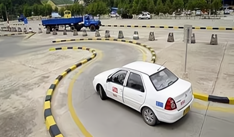 现在考驾照要满多少个学时