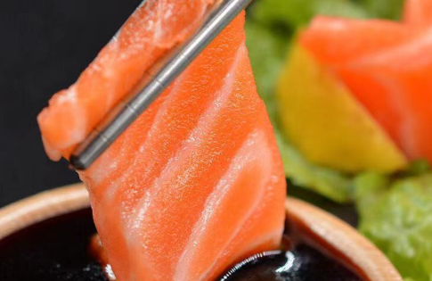 生吃三文鱼热量高吗