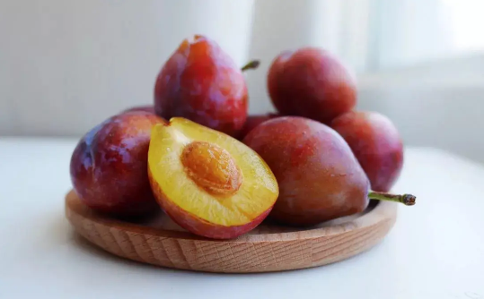 西梅黑的好还是红的好