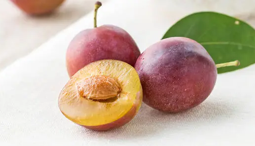 西梅为什么有紫色和红色