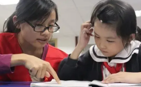 小学怎么看出一个男生喜欢你