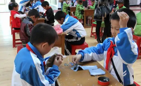 小学怎么看出一个男生喜欢你