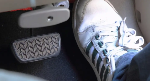 转弯太慢可以踩油门吗