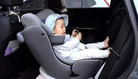 抱婴儿坐后排算违章吗