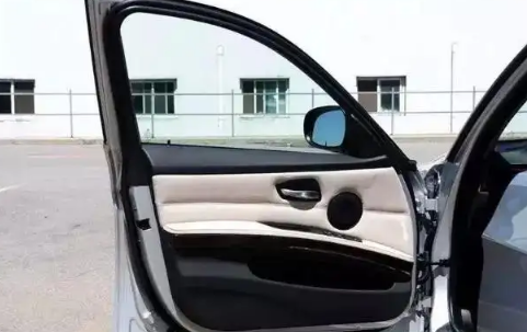 撞上已经打开的车门谁的责任