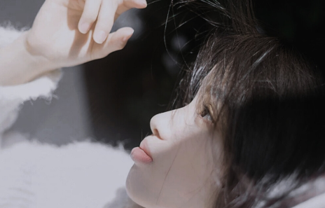 无意中看到男友跟前任的照片很难受