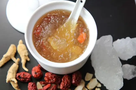 燕窝炖出来有点鸡蛋味正常吗