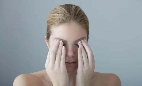 右眼皮跳是什么预兆女