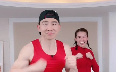 刘畊宏龙拳深蹲怎么蹲