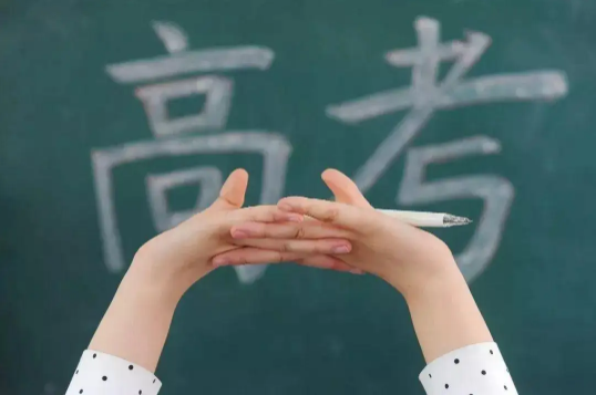 2022上海高考延期一个月是真的吗
