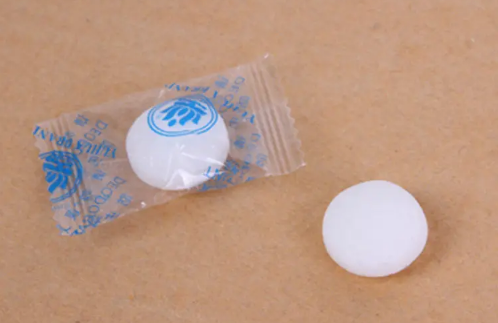 带包装的樟脑丸要怎么使用