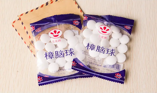 带包装的樟脑丸要怎么使用