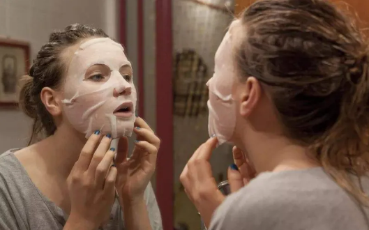 先敷生理盐水还是先洗脸