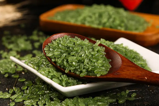 网上买的绿竹米是染色的吗