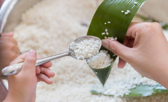 包粽子用光滑一面还是磨砂一面