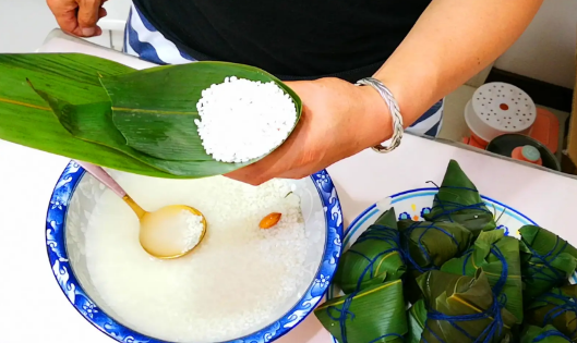 包粽子光滑的一面朝里还是朝外