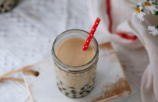 一杯奶茶和一瓶可乐哪个热量高