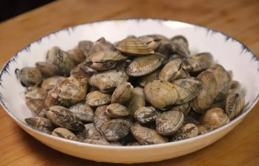 花蛤放了一夜吐舌头能吃吗