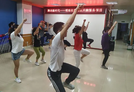 刘畊宏健身操早上跳好还是晚上跳好