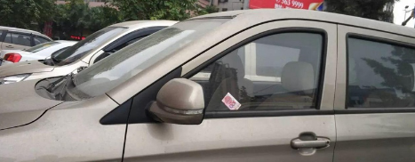 小卡片掉车窗里面去了有事吗