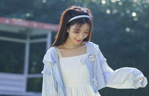 穿吊带裙会性感吗