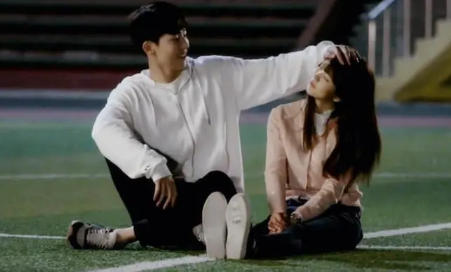 女孩摸男孩头代表什么