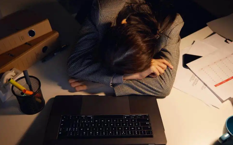 长期熬夜伤胃吗