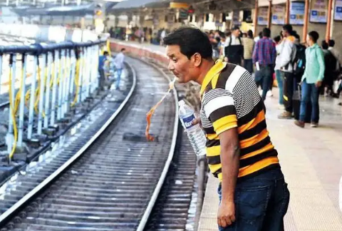 为啥一看见我就朝我吐痰