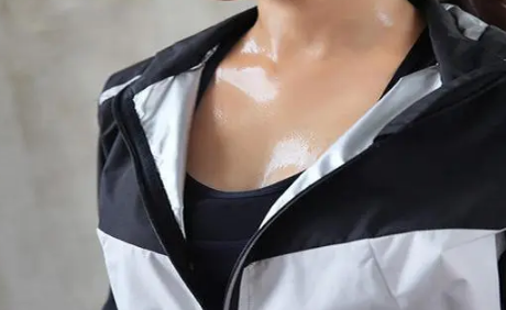 运动穿暴汗服好还是普通运动装好