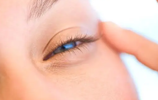 早上醒来眼皮浮肿怎么回事