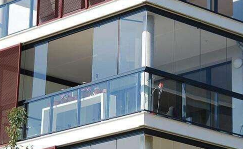 四楼封阳台要装防盗窗吗