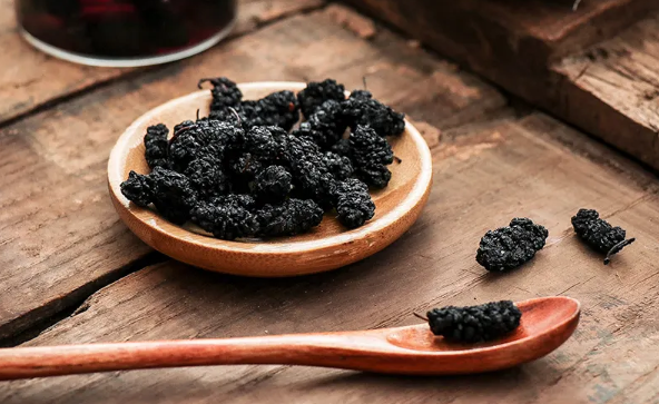 桑葚干可以直接嚼着吃吗