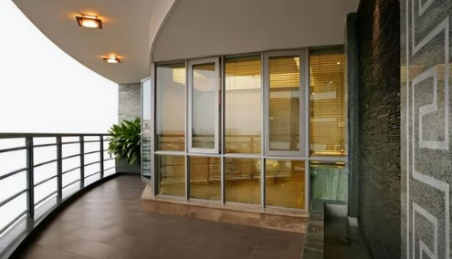 四楼封阳台用单层钢化玻璃安全吗