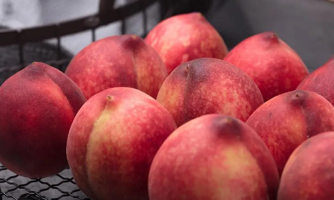 吃血桃要削皮吗