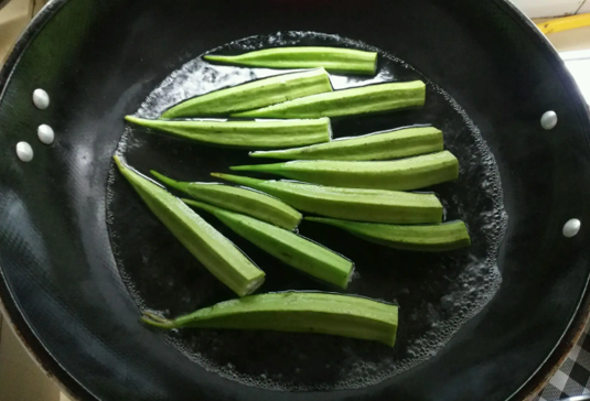 秋葵先切还是先焯水