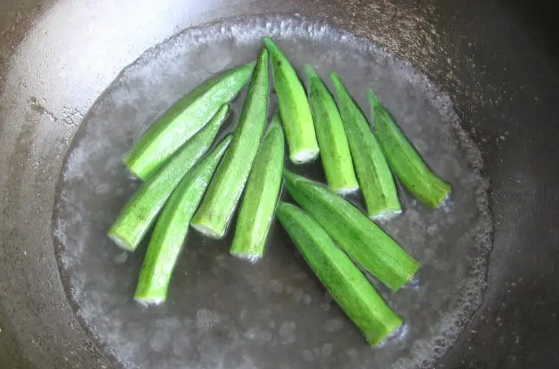 秋葵没焯水直接炒了能吃吗