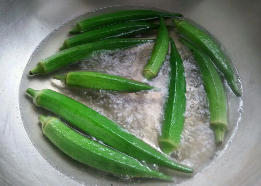 秋葵焯水后可以放着第二天吃吗