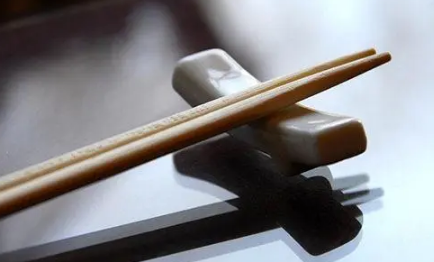 自己弄断筷子预示着什么