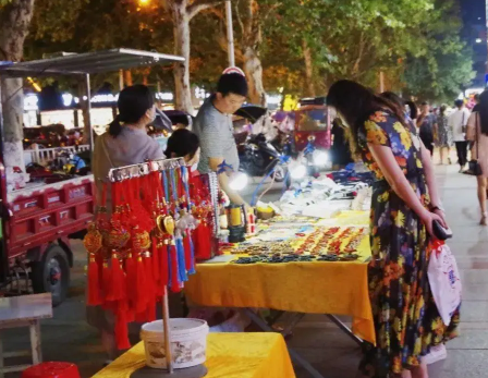 摆地摊卖什么最赚钱而且很受欢迎