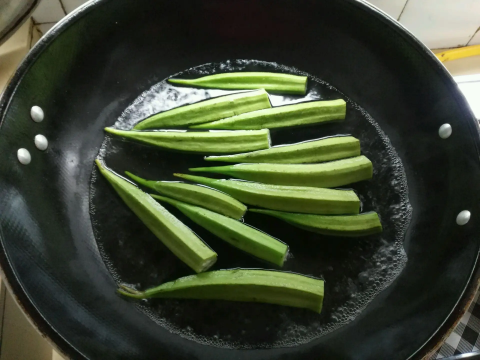 秋葵焯水为什么要放油