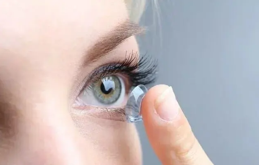 美瞳是正面贴近眼球还是反面贴近眼球