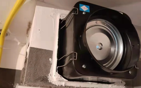 老板抽油烟机自带止逆阀吗